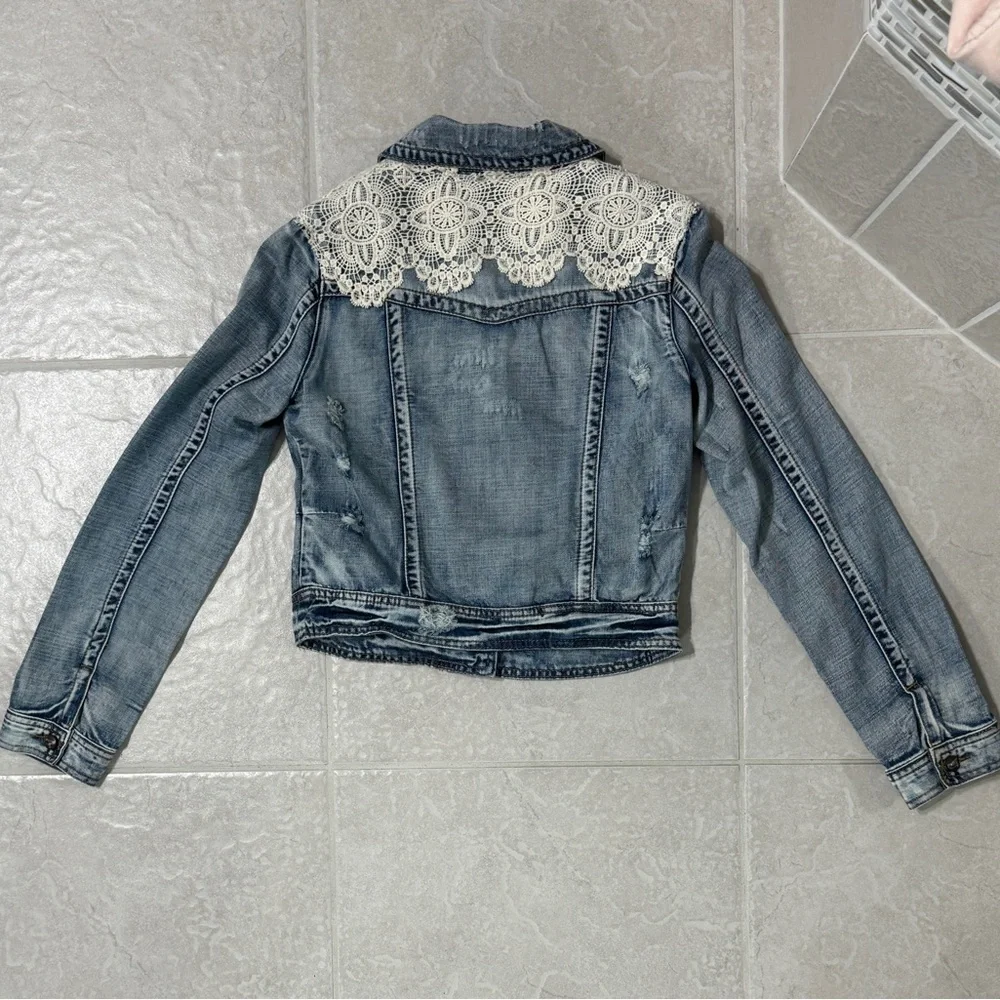 **NEW** - WOMEN’S DENIM DISTRESSED BLUE JEAN JACKET W/LACE (SMALL) - Picture 2 of 8